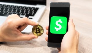 Bitcoin-Münze und Square Logo auf Smartphone