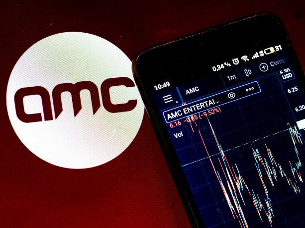 Smartphone vor AMC-Logo