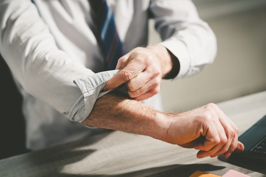 Social Token-Plattform Coinvise will das Internet umkrempeln Mensch krempelt Ärmel hoch