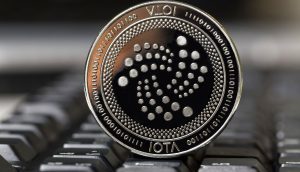 IOTA-Münze auf Tastatur