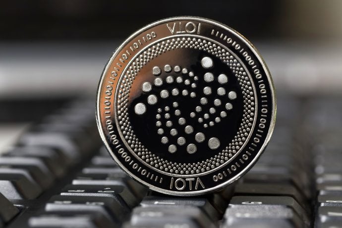 IOTA-Münze auf Tastatur