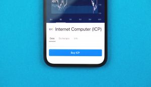 Smartphone mit Logo des Internet Computer