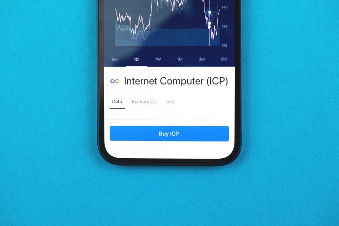Smartphone mit Logo des Internet Computer