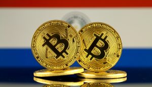 Bitcoin-Münzen vor Paraguay-Flagge