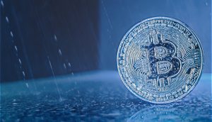 Bitcoin-Münze im Regen