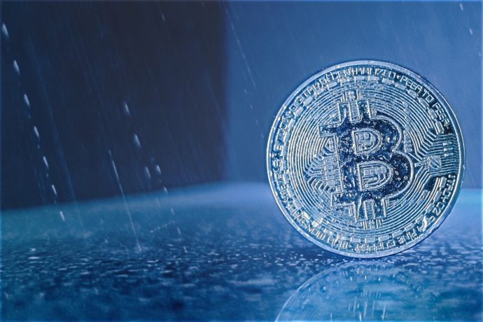 Bitcoin-Münze im Regen