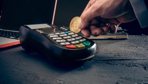 Bezahlen mit Bitcoin (Symbolbild)
