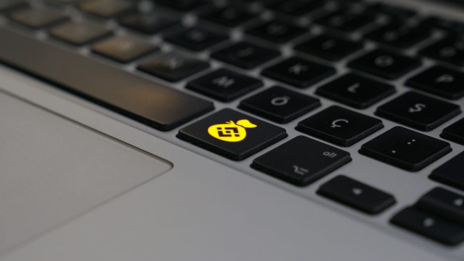 Massive Flash Loan Angriffe auf Binance Smart Chain Eine Laptoptastatur, mit einem Geldsacksymbol, worauf das Logo von Binance abgebildet ist.