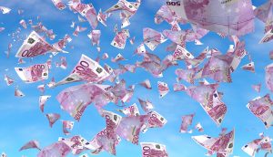 500 Euro Noten fliegen durch die Luft.