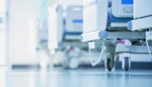Ein paar Krankenbetten stehen in einem Raum eines Krankenhauses.