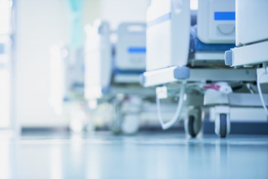 So will Aimedis mittels Blockchain das Gesundheitswesen reformieren Ein paar Krankenbetten stehen in einem Raum eines Krankenhauses.
