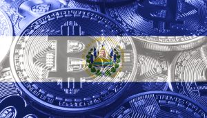 Das Bitcoin-Symbol vor der Flagge von El Salvador