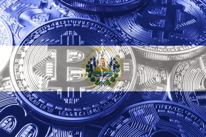 Das Bitcoin-Symbol vor der Flagge von El Salvador