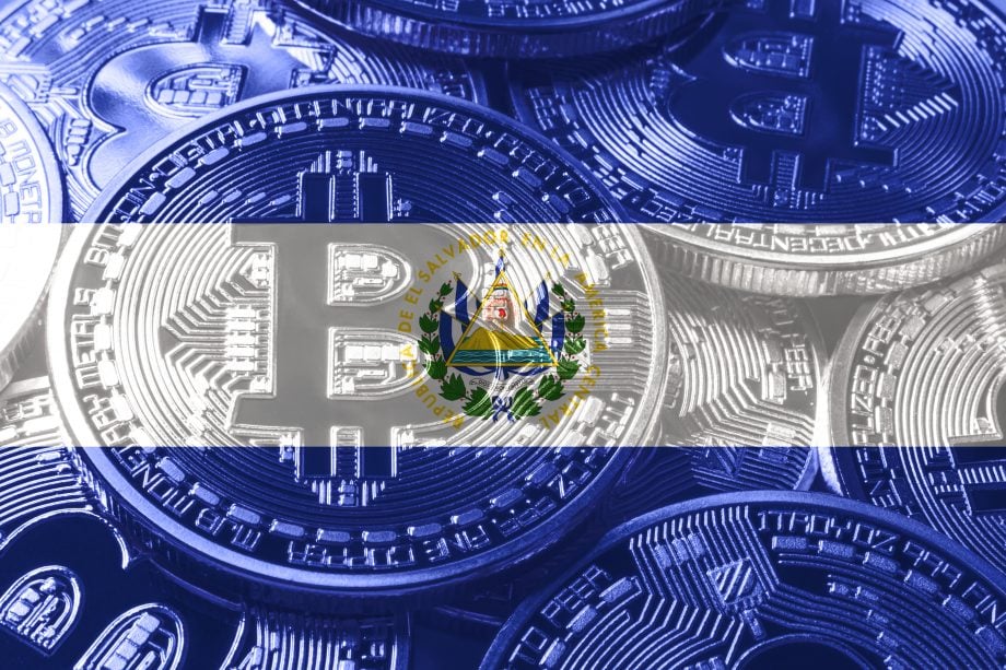 El Salvador will Bitcoin als Landeswährung legalisieren Das Bitcoin-Symbol vor der Flagge von El Salvador