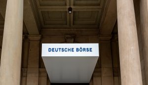Ein Eingang. Über der Tür steht Deutsche Börse.