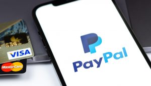 VISA- und Mastercard-Kreditkarten neben PayPal-Logo