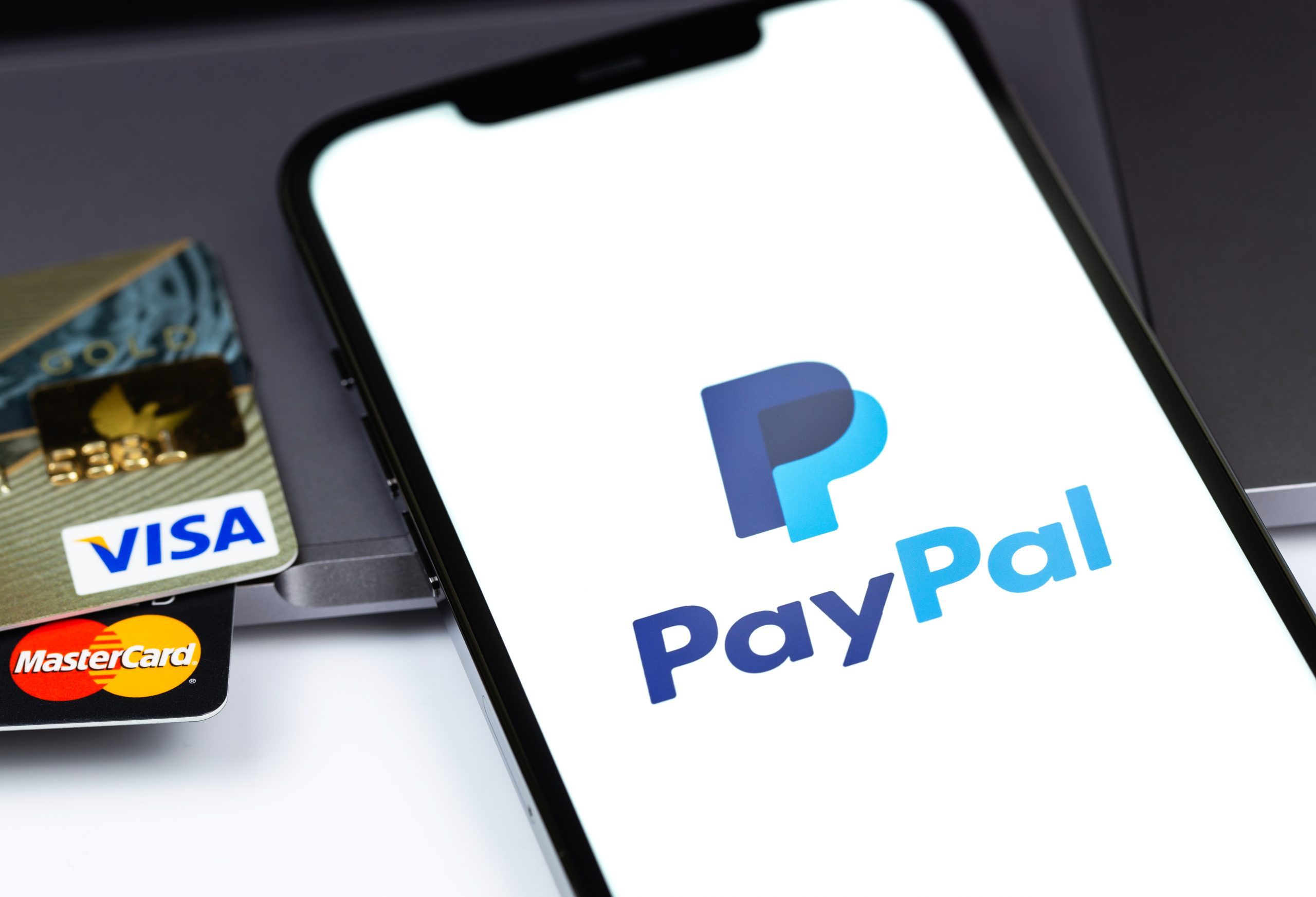 VISA- und Mastercard-Kreditkarten neben PayPal-Logo