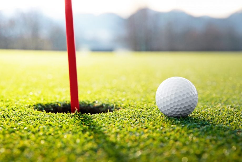 Bitcoin-Kurs wartet auf Impulse – worauf es jetzt ankommt Golfball kurz vor dem Loch