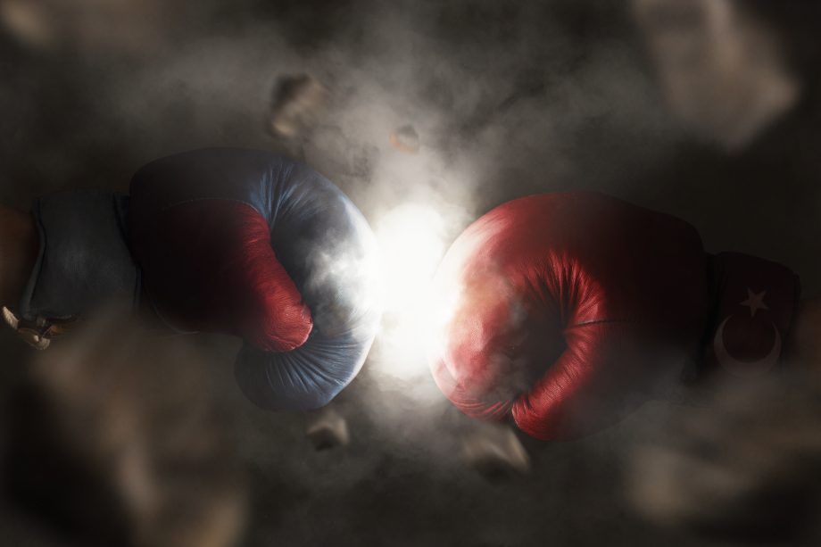 Ripple erringt nächsten Teilerfolg im Rechststreit mit der SEC Zwei Boxhandschuhe prallen aufeinander.