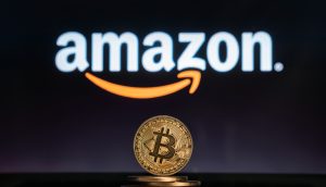 Bitcoin-Münze vor Amazon-Logo