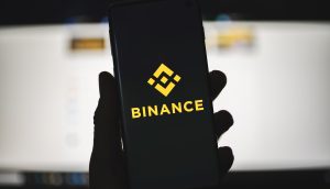 Binance-Logo auf einem Smartphone