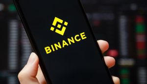 Smartphone mit Binance-Logo