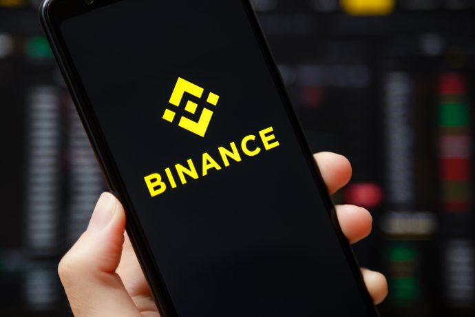 Smartphone mit Binance-Logo