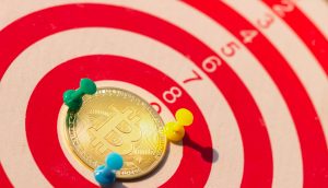 Bitcoin Münze auf einer Dartscheibe