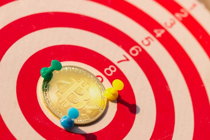 Bitcoin Münze auf einer Dartscheibe