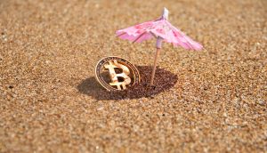 Bitcoin-Münze mit Sonnenschirm