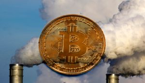 Bitcoin-Münze vor einem Kraftwerk