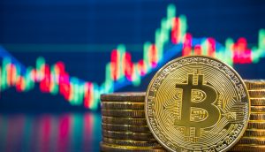 Bitcoin-Münze vor einem Chart