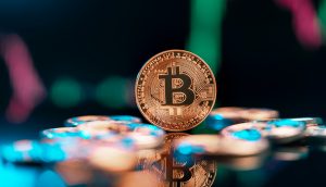 Bitcoin-Münze vor einem Chart