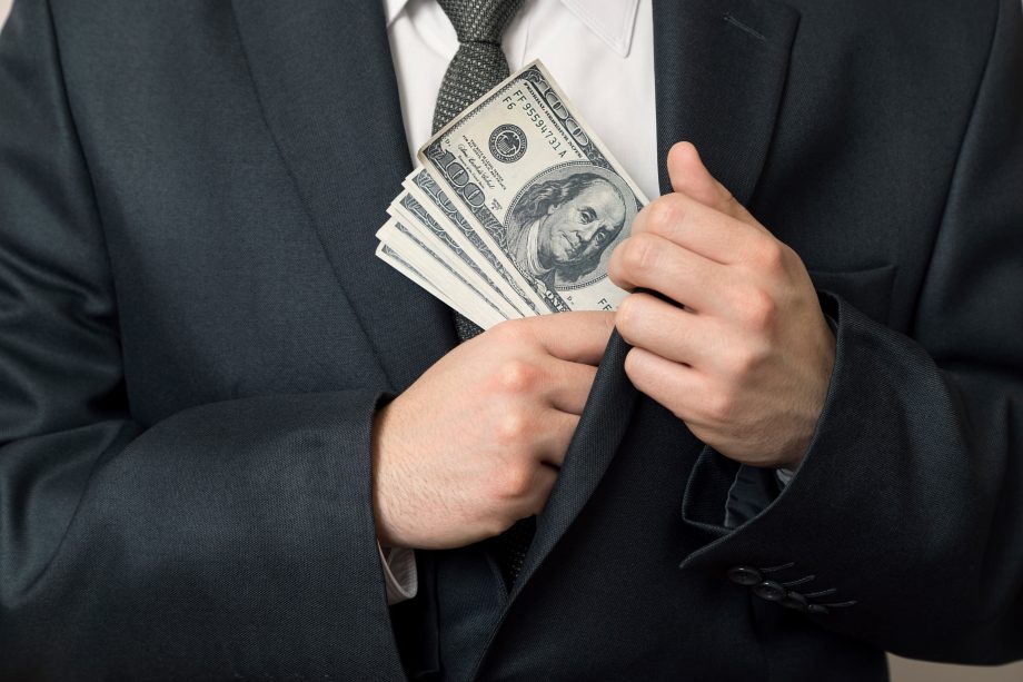 DeFi Exploit trifft THORChain – Hacker erbeuten rund 5.000.000 US-Dollar Typ steckt sich Geldbündel ein