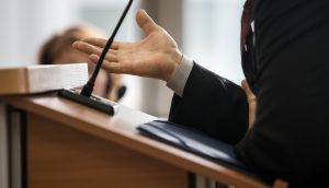 Person sagt vor Gericht aus