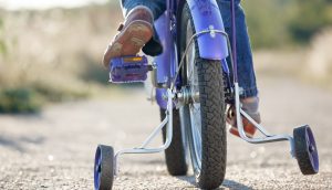 Ein Fahrrad mit Stützrädern