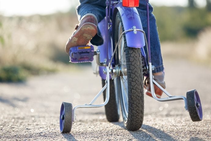 Ein Fahrrad mit Stützrädern