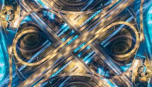 Ein futuristisch aussehender Highway.