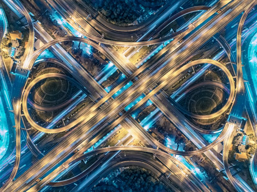 Wie die Blockchain-Technologie unsere Mobilität verändert Ein futuristisch aussehender Highway.