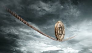 Bitcoin-Münze balanciert vor dramatischem Hintergrund auf einem Seil