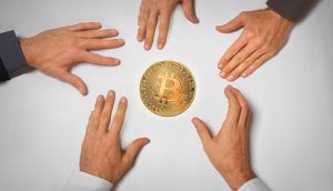 Fünf Hände greifen nach einem Bitcoin –(Symbolbild institutionelles Krypto-Engagement)