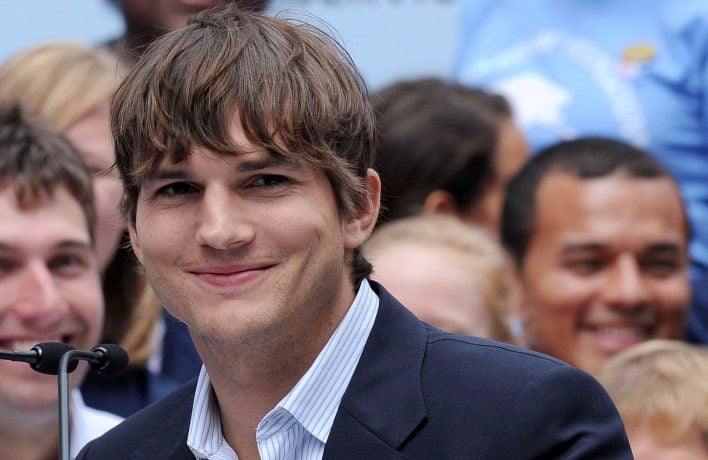 Ein schmunzelnder Ashton Kutcher