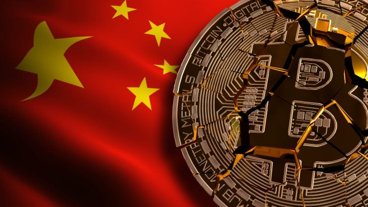 Die chinesische Flagge weht neben einem in Stücke gerissenen Bitcoin