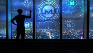 Monero-Symbol über einer Stadt bei Nacht, im Vordergrund ein Fenster und die Silhoutte eines Mannes