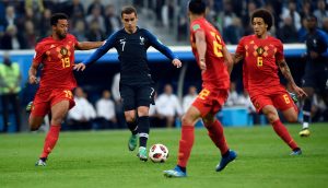 Griezmann dribbelt gegen Belgien.