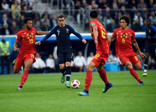 Griezmann dribbelt gegen Belgien.