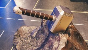 Der Hammer von Thor steckt in einem Felsen.