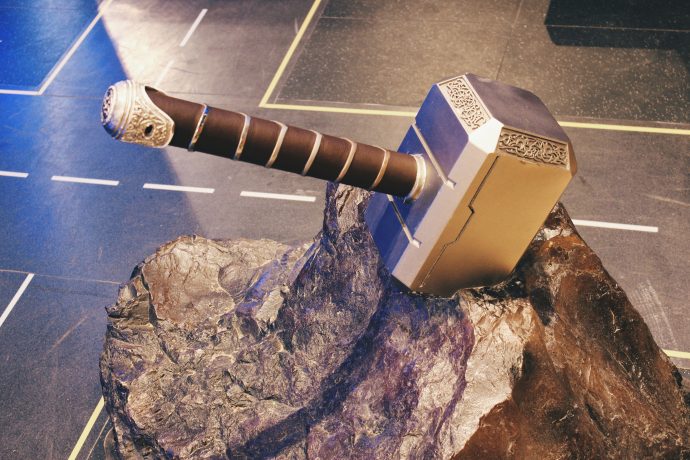 Der Hammer von Thor steckt in einem Felsen.