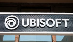 Das Logo von Ubisoft auf einer Gebäudefassade