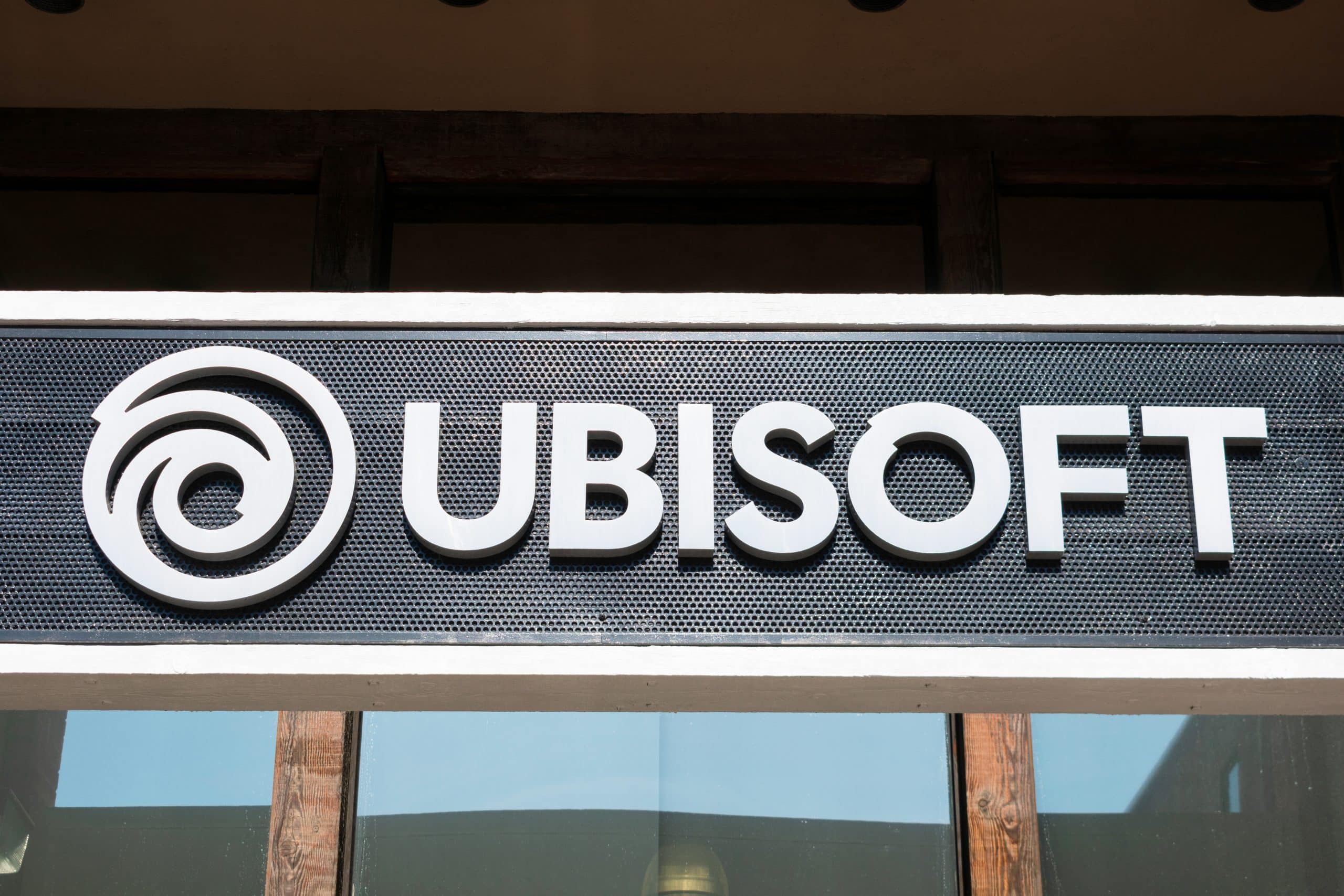 Das Logo von Ubisoft auf einer Gebäudefassade